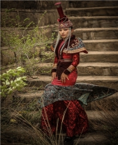 女盛裝